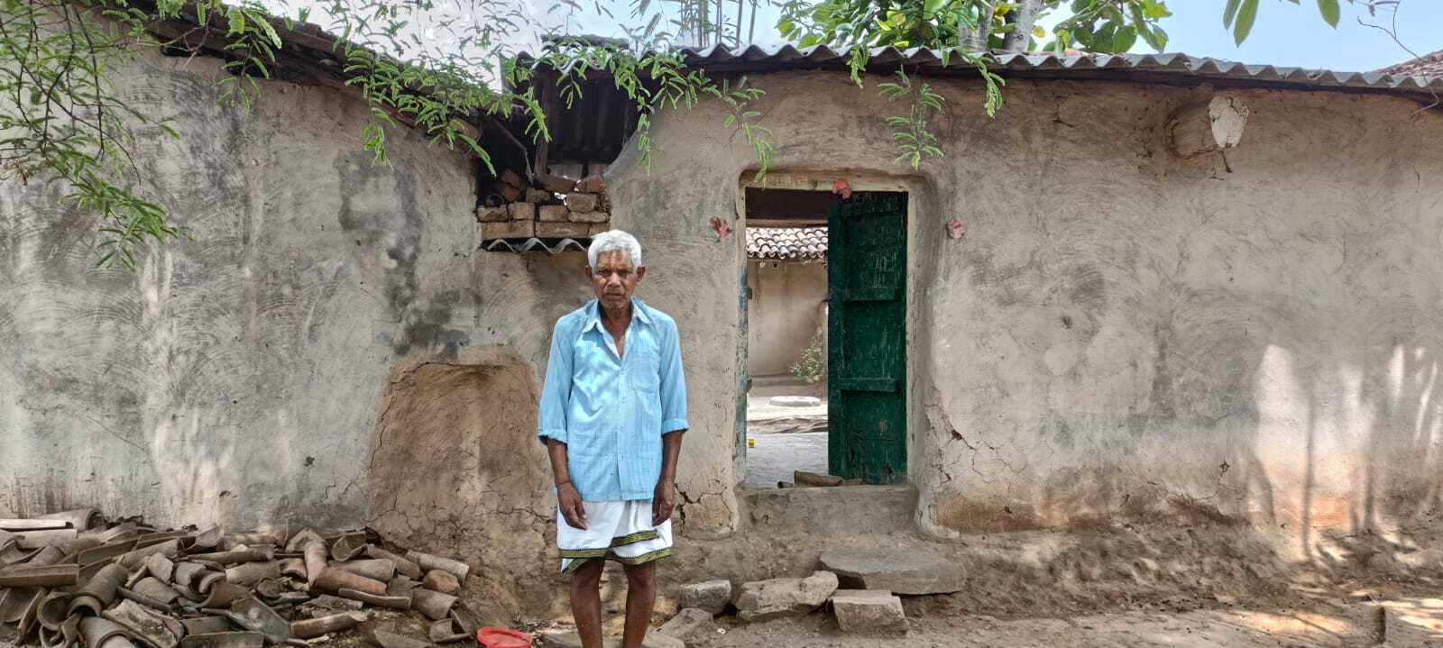 ”आवास योजना’ के रहते कच्चे घरों में रहने को विवश है आदिवासी परिवार