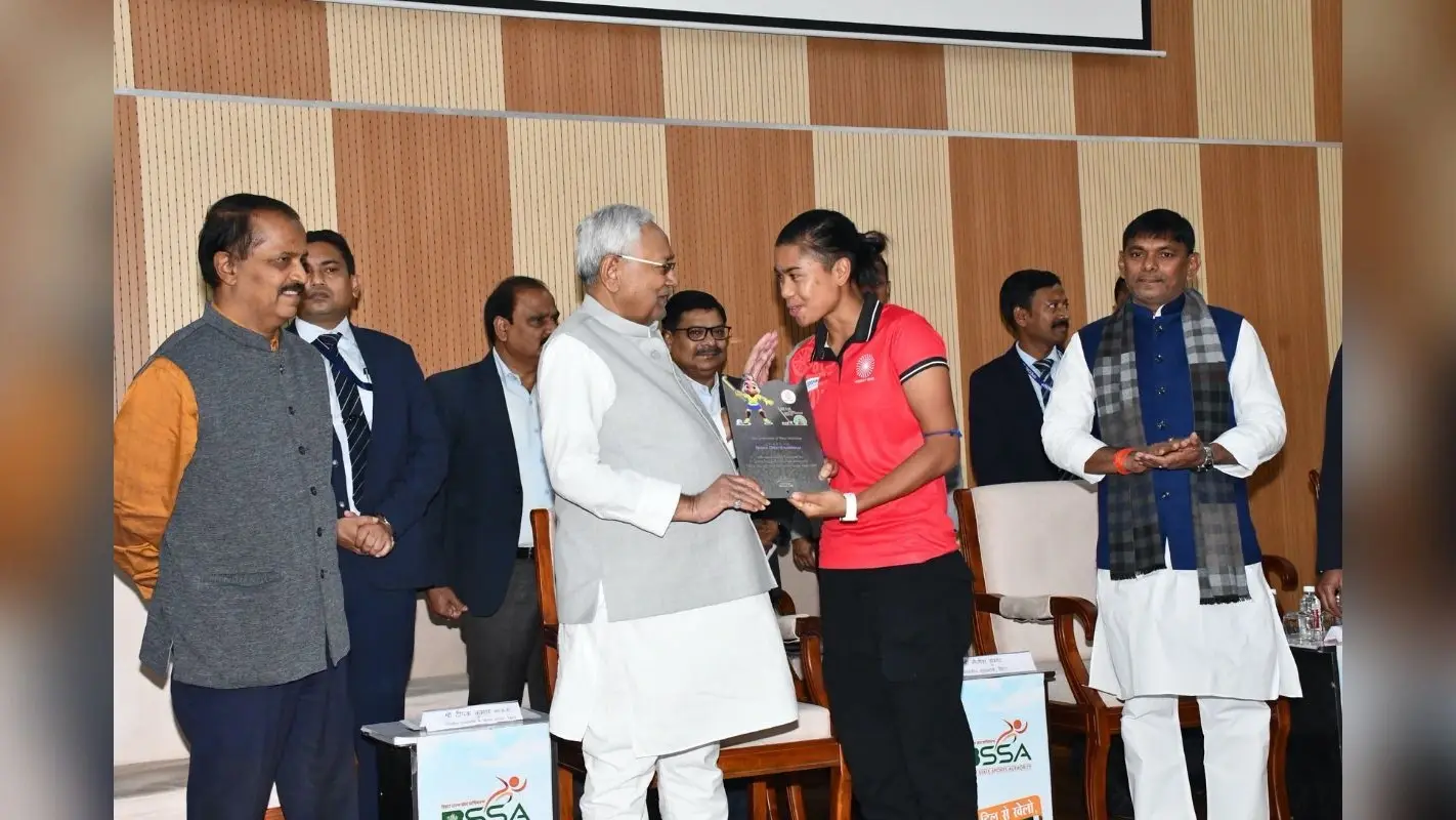 एशियन हॉकी चैंपियंस ट्रॉफी की खिलाड़ियों का CM नीतीश ने किया सम्मान, दिया 10-10 लाख का इनाम