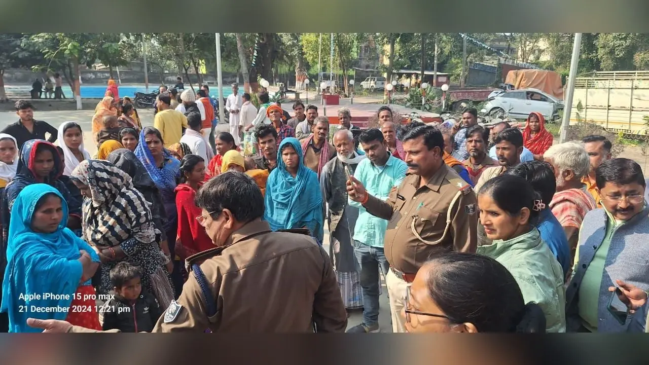 बिहार में स्मैक तस्कर को पकड़ने गयी पुलिस पर पथराव, घर की कुर्की करने पर किया जानलेवा हमला