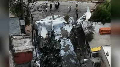 Plane Crash Video : हवाई अड्डे के पास विमान दुर्घटनाग्रस्त, सामने आया मौत का मंजर