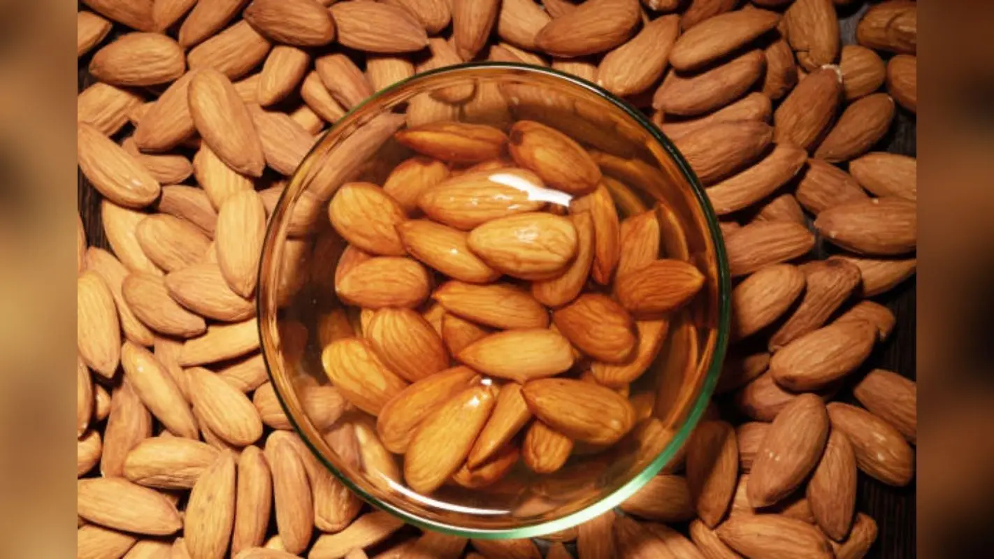 Soaked Almond Benefits: खाली पेट खाएं भिगा हुआ बादाम, इन बीमारियों के लिए साबित होगा वरदान