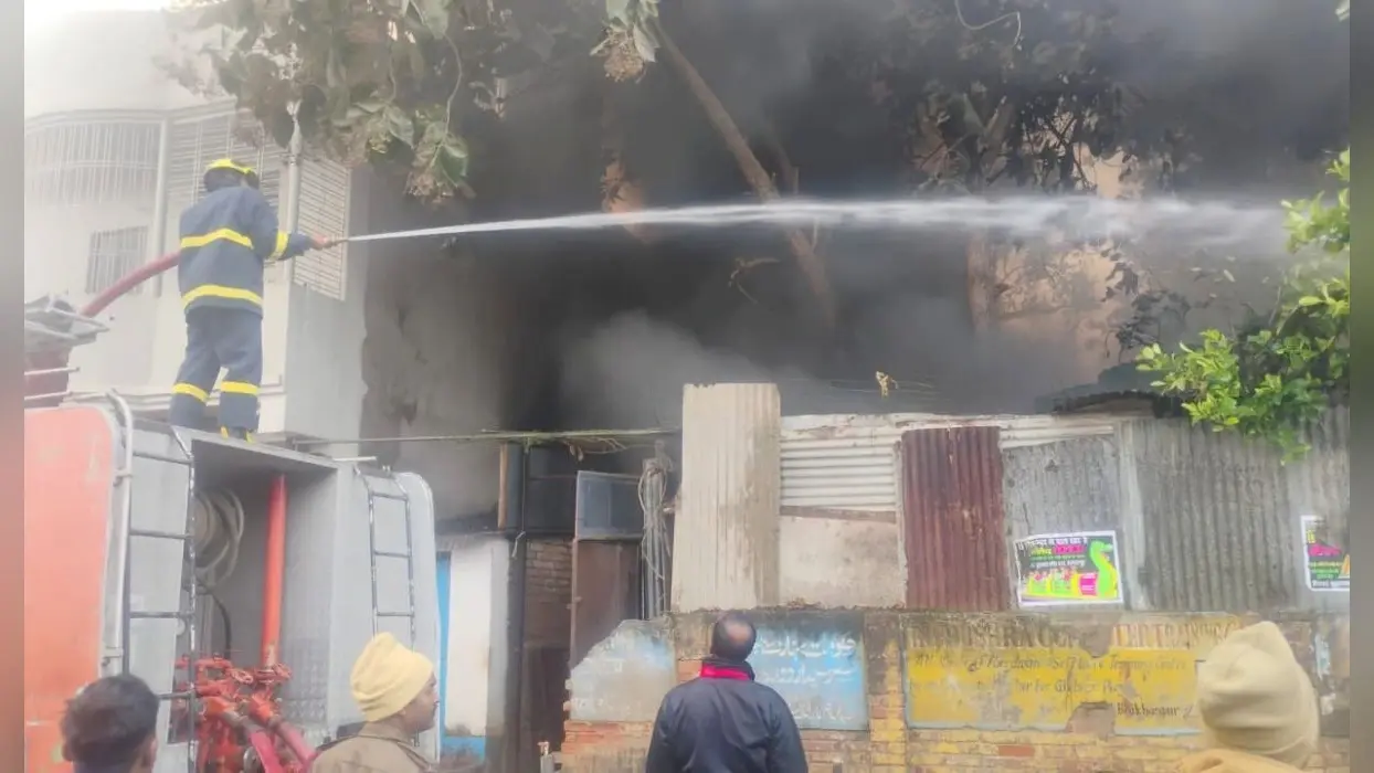 Bihar News: भागलपुर में कचरा गोदाम में लगी भीषण आग, मौके पर पहुंची आधा दर्जन से अधिक दमकल की गाड़ियां