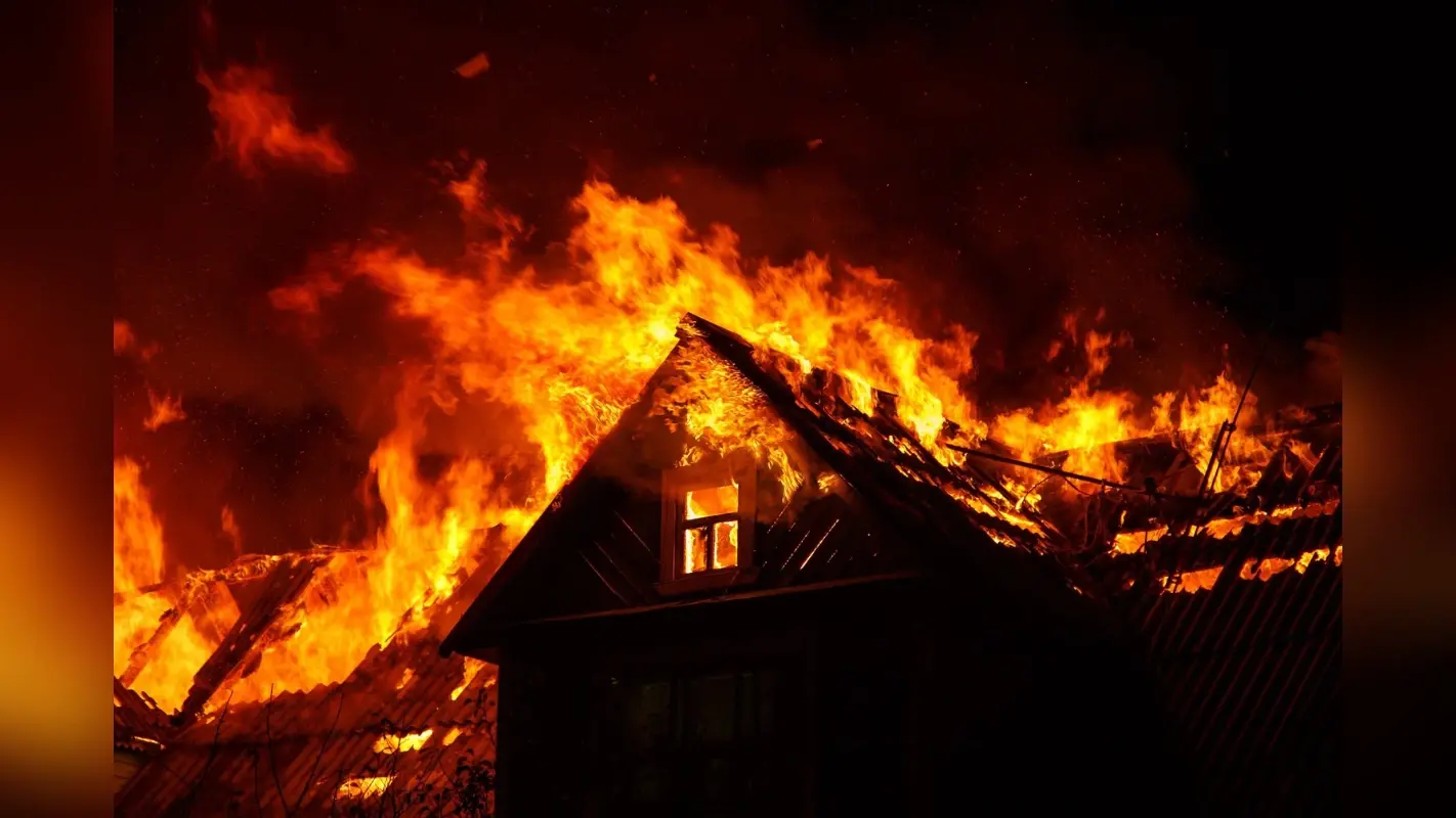 Muzaffarpur Fire Incident: बठवाड़ा गांव में लगी भीषण आग, दर्जनों घर जलकर राख, लाखों का हुआ नुकसान