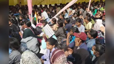 बिहार सिपाही भर्ती परीक्षा में सफल अभ्यर्थियों ने किया हंगामा, धरने पर बैठकर की ये मांग