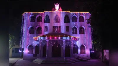 लाइटिंग से गिरजाघरों की बढ़ी खूबसूरती, बाजार पर चढ़ा क्रिसमस का रंग