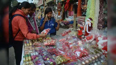 Christmas Day 2024: रंग-बिरंगे स्टार से सजा क्रिसमस बाजार, अगले सप्ताह लोग करेंगे सेलिब्रेट, इन चीजों की बढ़ी डिमांड