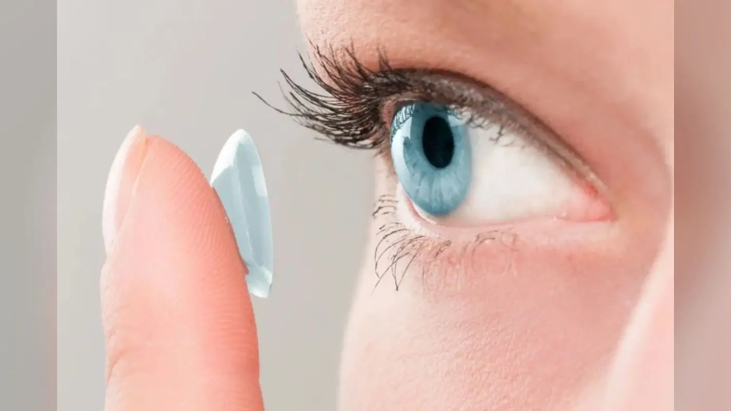 Contact lenses in winter : सर्दियों में कॉन्टैक्ट लेंस पहनते वक्त रखें इन बातों का ख्याल, वरना हो सकती है परेशानी
