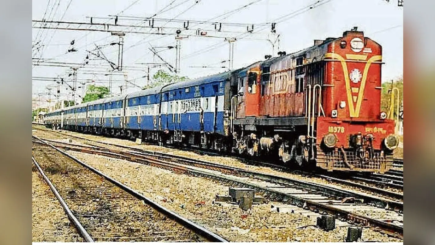 Darbhanga News: रेल गुमटी के बीच खड़ी हो जाती ट्रेन, जाम की समस्या को बना देती विकराल
