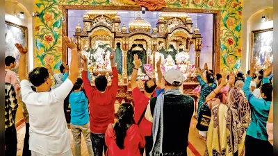 ढाका के दो इस्कॉन मंदिरों में उपद्रवियों ने लगायी आग
