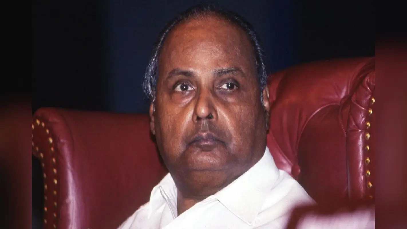 संघर्ष, समर्पण और आत्मविश्वास की दास्तान थे धीरूभाई अंबानी, चुटकियों में निपटाते थे चुनौती