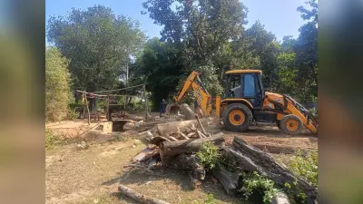 illegal saw mill: अवैध आरा मिल पर चला वन विभाग का बुलडोजर, डेढ़ लाख की सामग्री जब्त