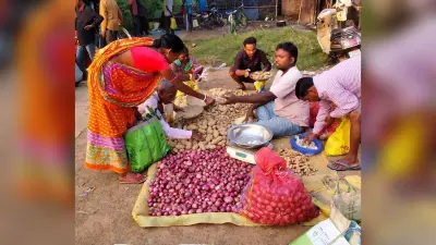 East Singhbhum : बंगाल से तीसरे दिन भी नहीं आया आलू, दो दिनों में पांच रुपये बढ़ी कीमत