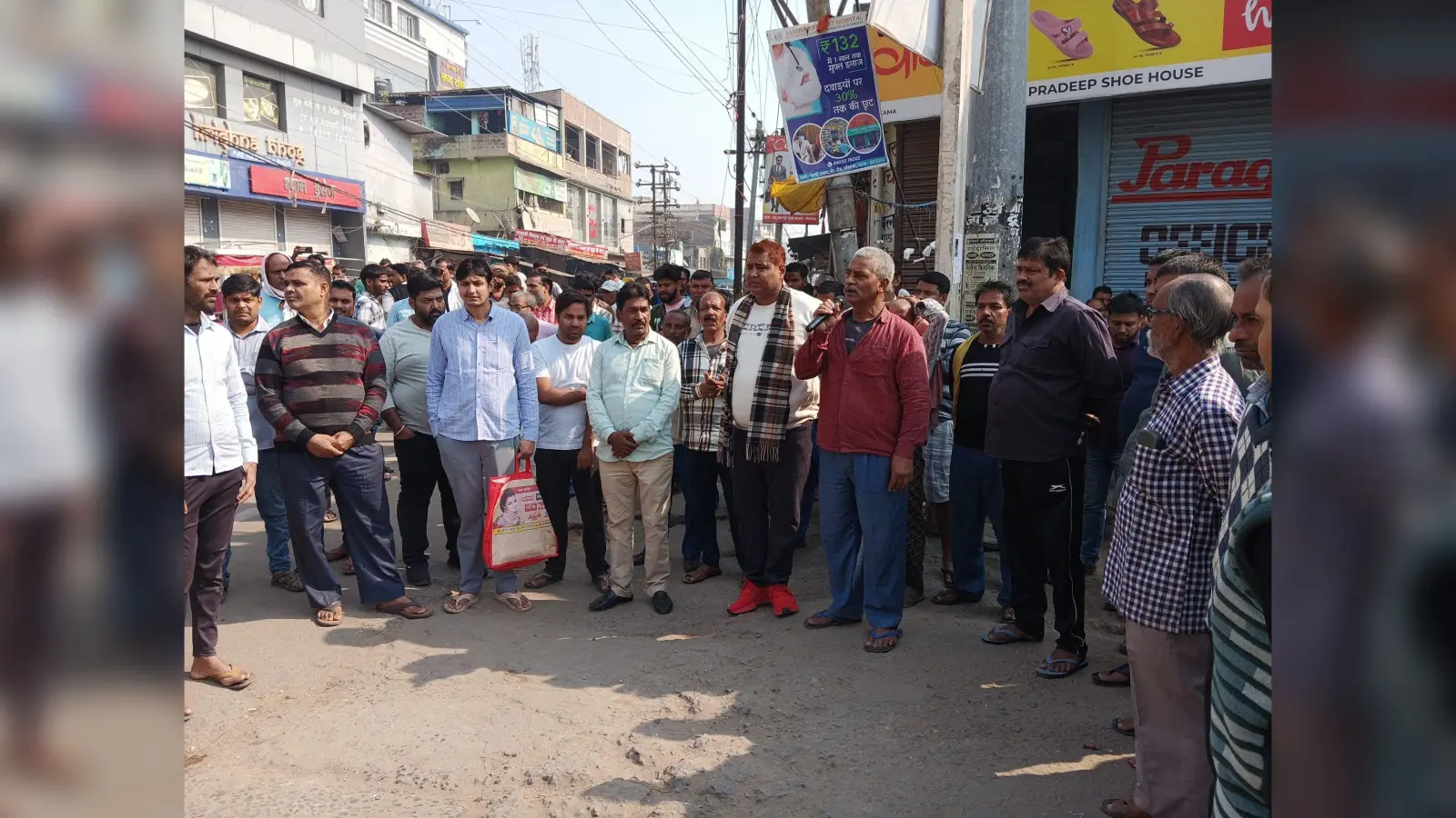 थाने का घेराव कर दुकानदारों ने मांगी सुरक्षा