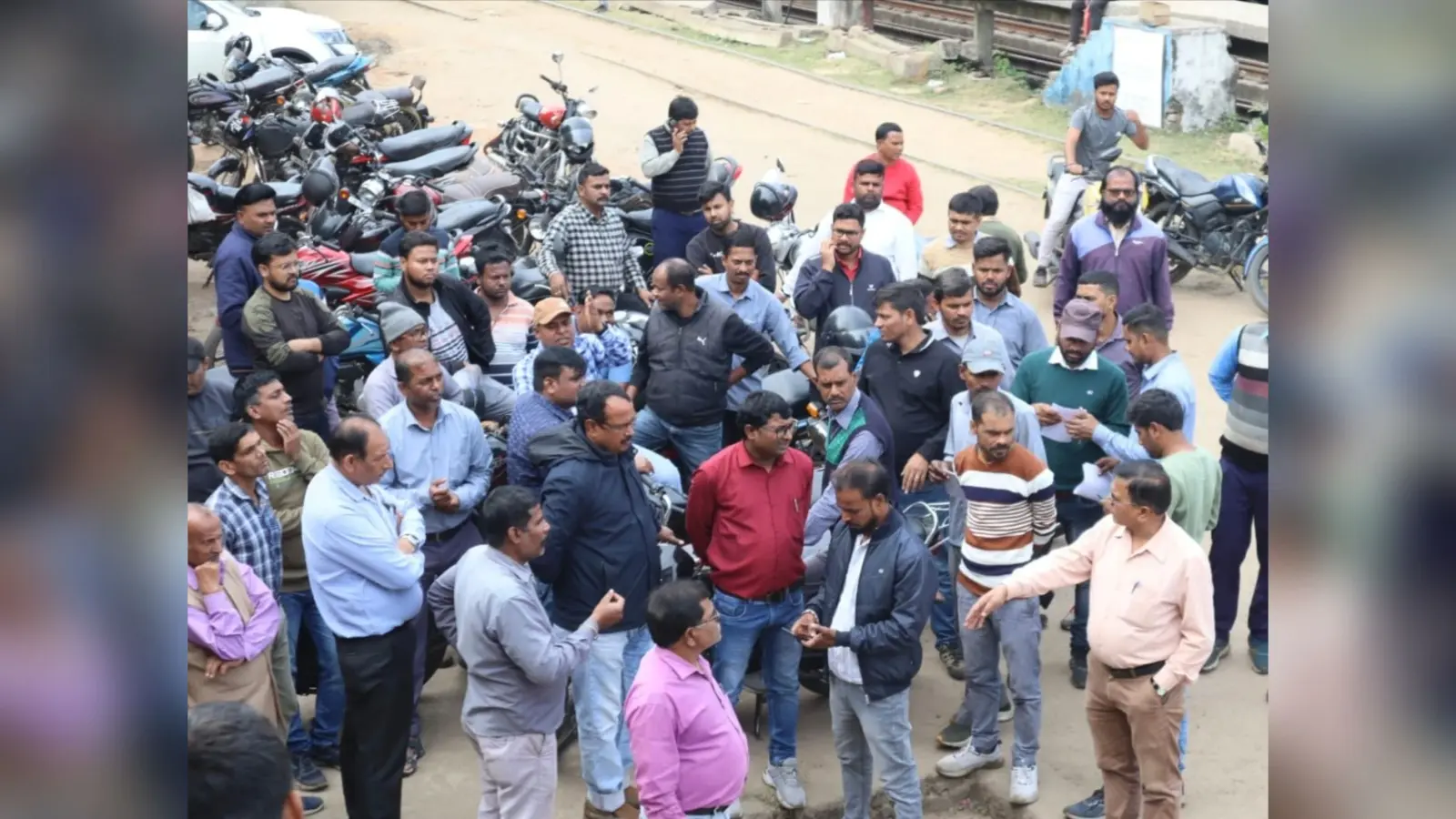 DHANBAD NEWS : नोंक-झोंक के बाद रेलकर्मियों ने काम बंद कर आरपीएफ आरक्षी को बनाया बंधक