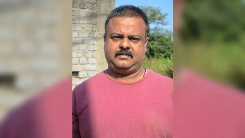 DHANBAD NEWS : रघुवर नगर में रात होते ही सड़कों पर पसर जाता है अंधेरा, जमा हो जाते हैं नशेड़ी, दिन में जर्जर सड़क पर चलना भी है मुश्किल