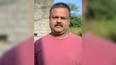 DHANBAD NEWS : रघुवर नगर में रात होते ही सड़कों पर पसर जाता है अंधेरा, जमा हो जाते हैं नशेड़ी, दिन में जर्जर सड़क पर चलना भी है मुश्किल
