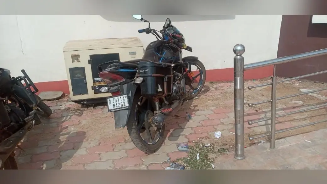 नकली शराब बरामद, बाइक चालक गिरफ्तार