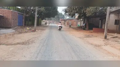 Jamtara News: समय हो गया पूरा, डस्ट डाल सड़क निर्माण छोड़ा अधूरा, परेशानी झेल रहे ग्रामीण