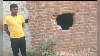 दीवार काटकर नकदी सहित दो लाख से अधिक मूल्य के सामान की चोरी