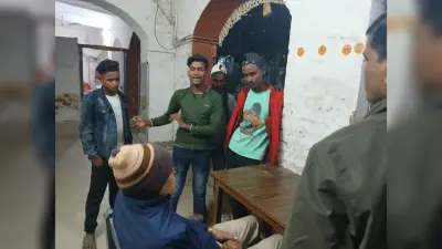 रेलवे पार्किंग स्टैंड के कर्मियों ने ट्रेन पकड़ने आये मजदूर का छीना मोबाइल
