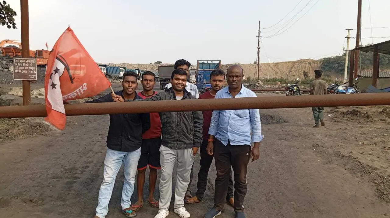 Dhanbad News: मुआवजा-नियोजन को ले रैयतों ने इसीएल की ट्रांसपोर्टिंग रोकी