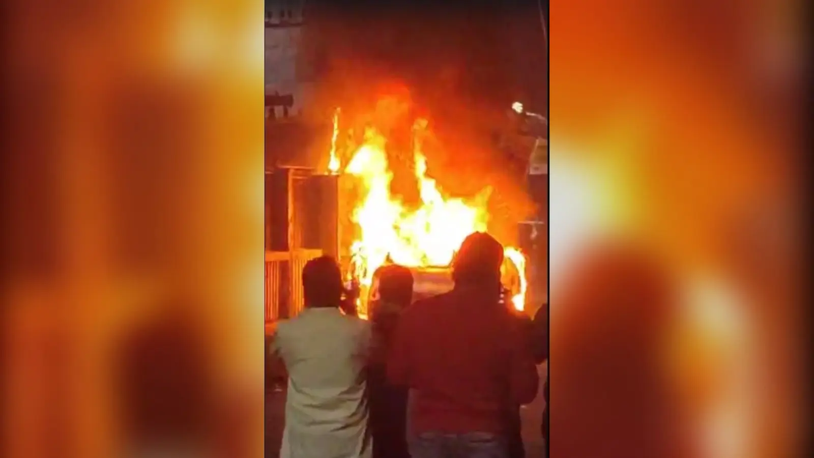 Patna News : बाइक में धक्का मार भाग रही कार में लगी आग