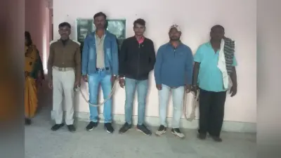 महिला समेत दो तस्कर गिरफ्तार, तीन शराबी भी धराये