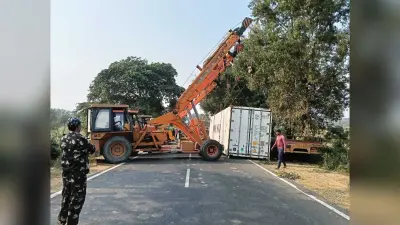 Accident : सड़क किनारे अनियंत्रित होकर कंटेनर पलटा