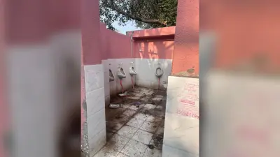 Deoghar News : देवघर में नहीं दिख रहा क्लीन टॉयलेट कैंपेन, शौचालयों में पसरी है गंदगी