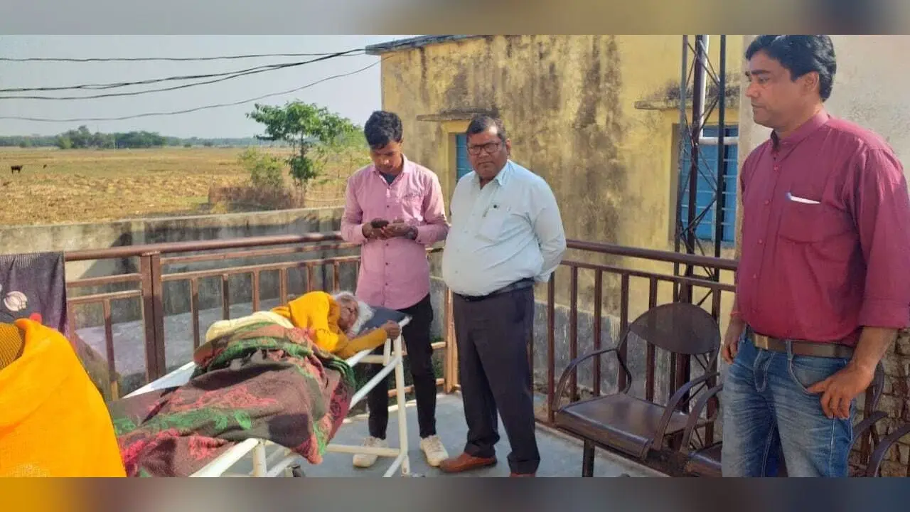 टेढ़ागाछ में 99 वर्षीय वृद्ध महिला का बना आयुष्मान कार्ड, स्वास्थ्य विभाग की पहल को डीएम ने सराहा