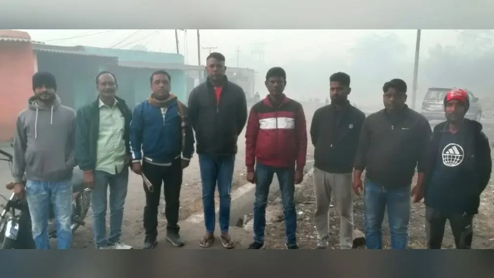 स्थानीय लोगों को प्राथमिकता नहीं देने का आरोप