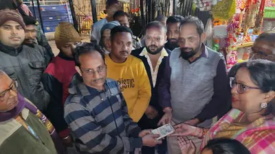 सोनारी : पीड़ित दुकानदार से मिले सांसद, आर्थिक मदद की