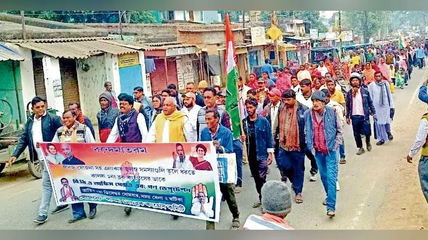 विभिन्न मांगों को लेकर जिला कांग्रेस के कार्यकर्ताओं का प्रदर्शन