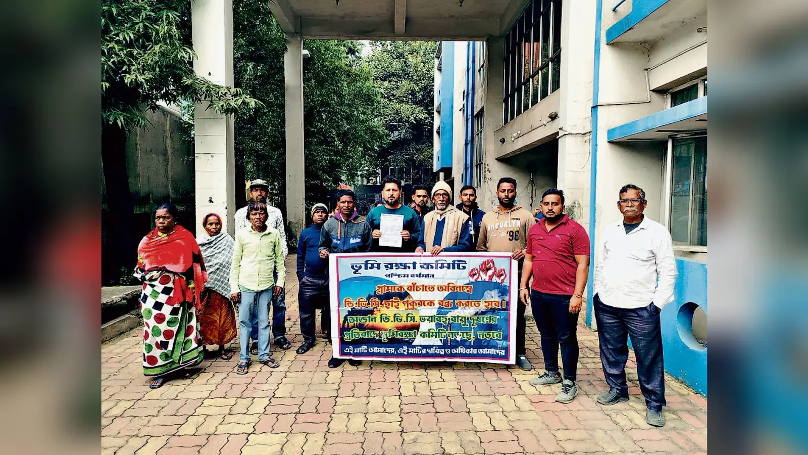 डीवीसी अंडाल को कमेटी ने दिया ग्रामीण क्षेत्र से 10 दिन में राख हटाने का अल्टीमेटम