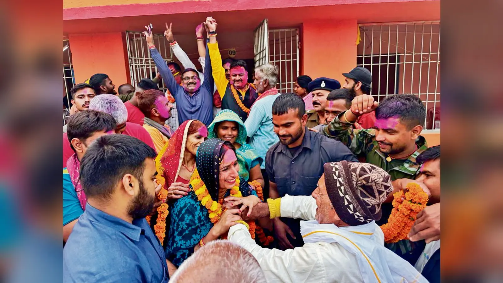 500 से अधिक मतों से जीतकर नीतू बनीं अकबरपुर बरारी पैक्स अध्यक्ष