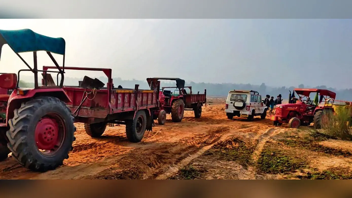 Rourkela News: बिना ट्रांजिट परमिट अवैध बालू परिवहन में लगे 13 वाहन जब्त