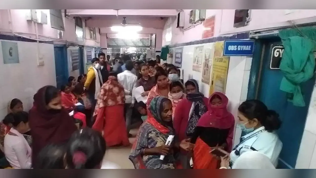 रजिस्ट्रेशन से जांच तक खड़े रहते हैं मरीज, सबके बैठने की व्यवस्था नहीं