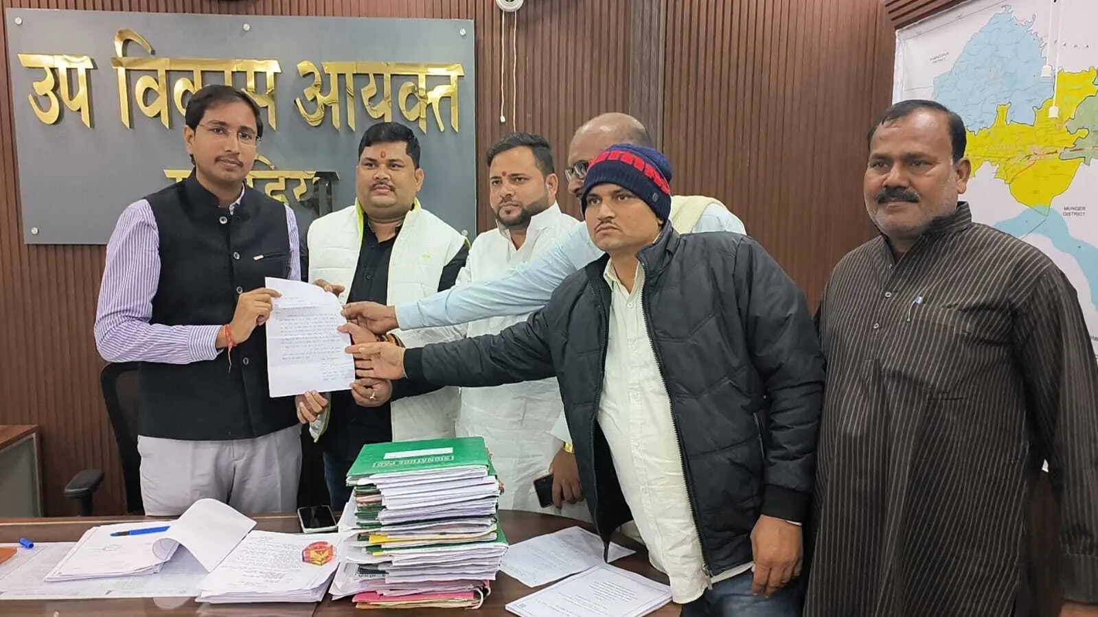 पचाठ व नवटोलिया में कटाव निरोधक कार्य की मांग को लेकर डीएम को सौंपा ज्ञापन