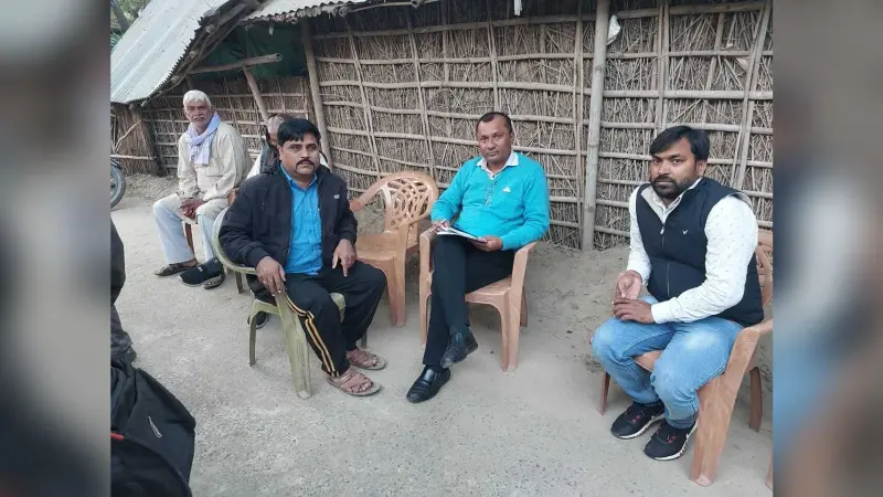 Bhagalpur news कूड़ेदान में मिले आधार कार्ड, जांच करने पहुंचे डाक विभाग के अधिकारी