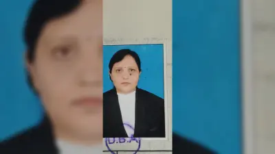 Dhanbad news : पेलोडर के धक्के से बाइक सवार महिला अधिवक्ता की मौत, पति घायल, सड़क जाम