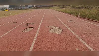 बिरसा कॉलेज के फुटबॉल स्टेडियम का उखड़ने लगा ट्रैक