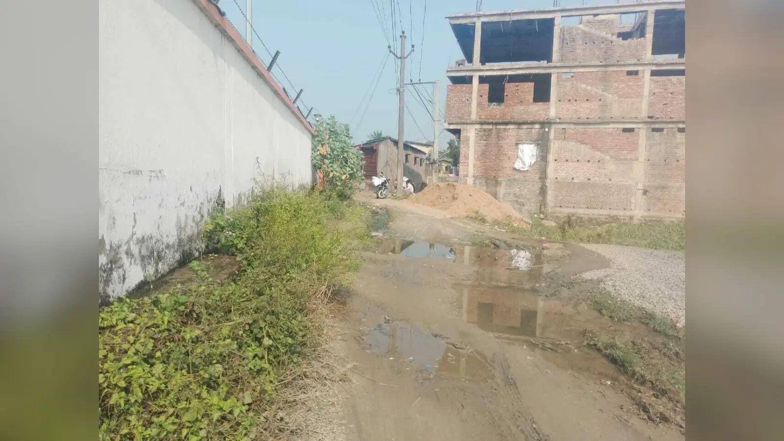 निकास के अभाव में सड़क पर गिर रहा पारा मेडिकल प्रशिक्षण केंद्र का गंदा पानी