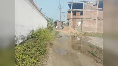 निकास के अभाव में सड़क पर गिर रहा पारा मेडिकल प्रशिक्षण केंद्र का गंदा पानी
