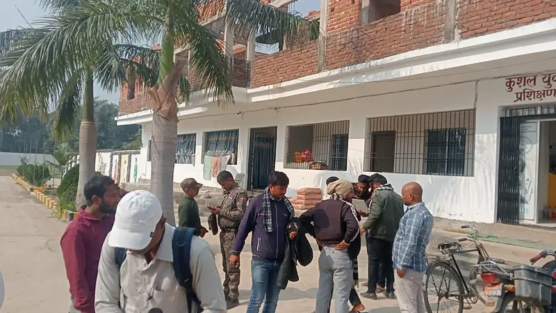 फाइनेंस कंपनी के दफ्तर में हथियार के बल 3.80 लाख की लूट