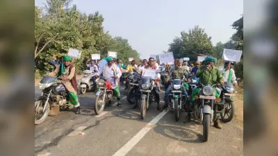 रक्षा सूत्र बांधकर पेड़ों को नष्ट नहीं होने देने का लिया गया संकल्प