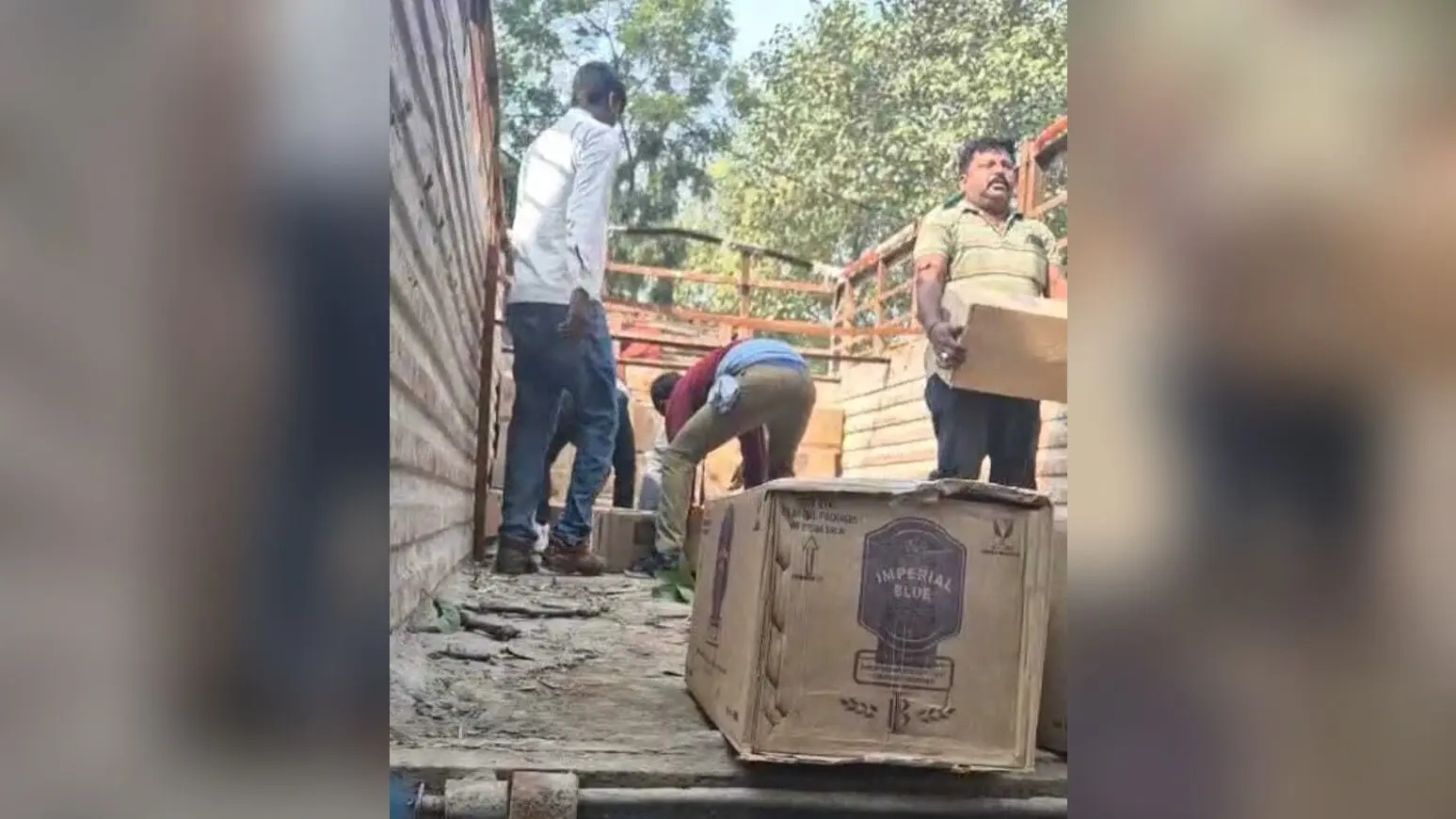 बांस लदे ट्रक से 1952 लीटर शराब जब्त, चालक गिरफ्तार