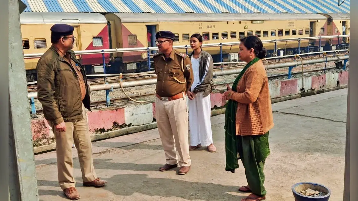 Chhapra News : ट्रेन में चढ़ने के दौरान महिला यात्री का पर्स उड़ा ले गये चोर