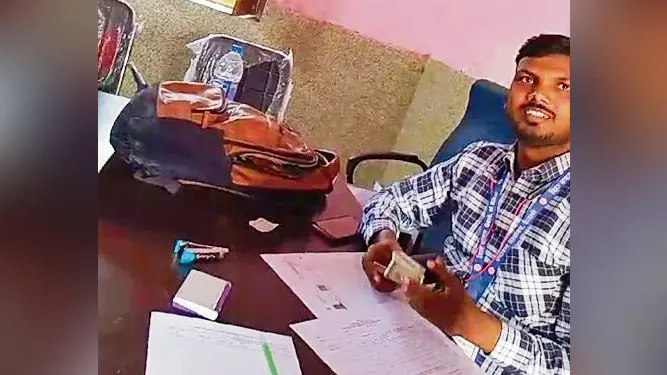 Hajipur News : भूमि सर्वेक्षण शिविर में रिश्वत लेते अमीन का वीडियो वायरल
