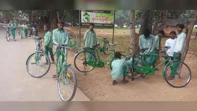 Chaibasa News : छात्रों के बीच बांटी गयीं घटिया साइकिलें, पार्ट पुर्जे गायब