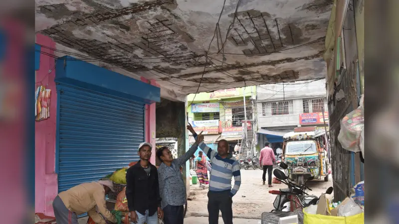 BOKARO NEWS: जोधाडीह मोड़ की सब्जी मार्केट की दुकानें जर्जर, कभी भी हो सकती है बड़ी दुर्घटना